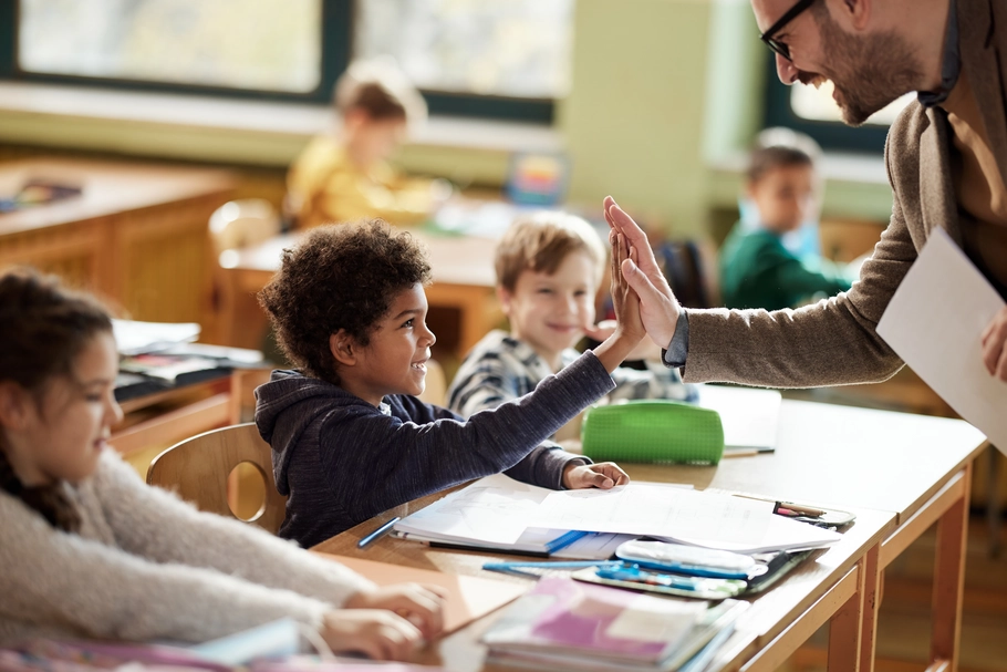 Niet op school, en dan?